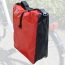 Fahrradtasche aus Tarpaulin (LKW-Plane), rot/schwarz